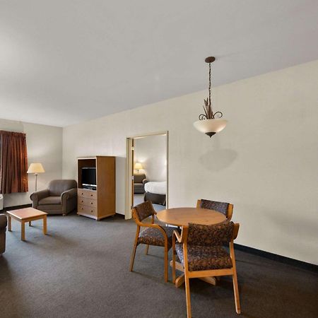 Rodeway Inn & Suites Tomahawk Екстериор снимка
