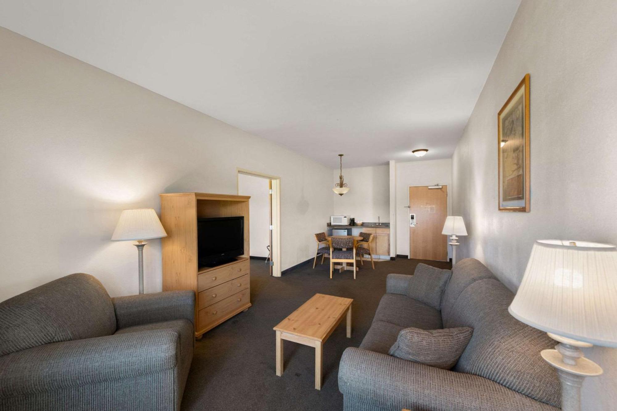 Rodeway Inn & Suites Tomahawk Екстериор снимка