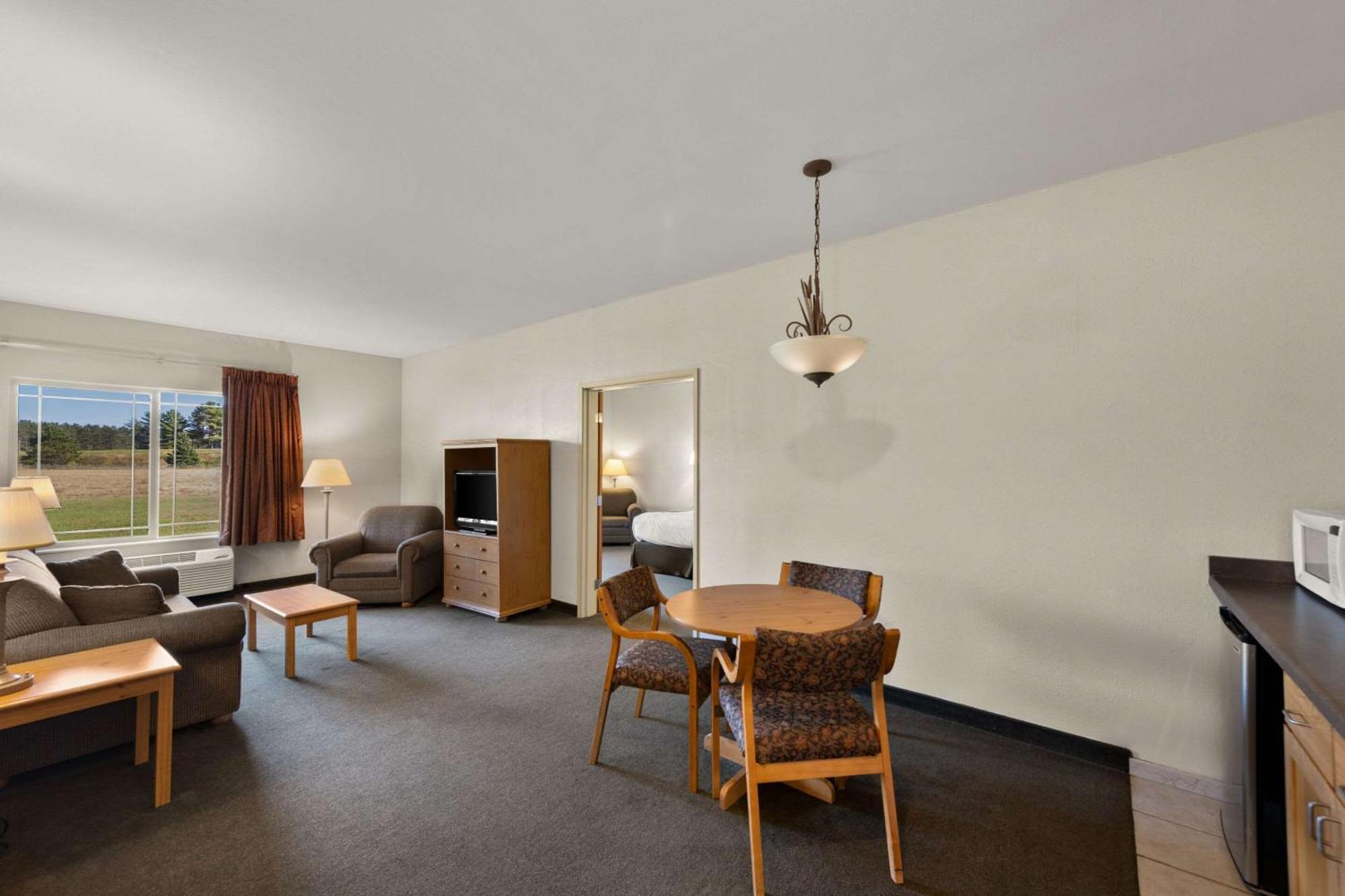 Rodeway Inn & Suites Tomahawk Екстериор снимка