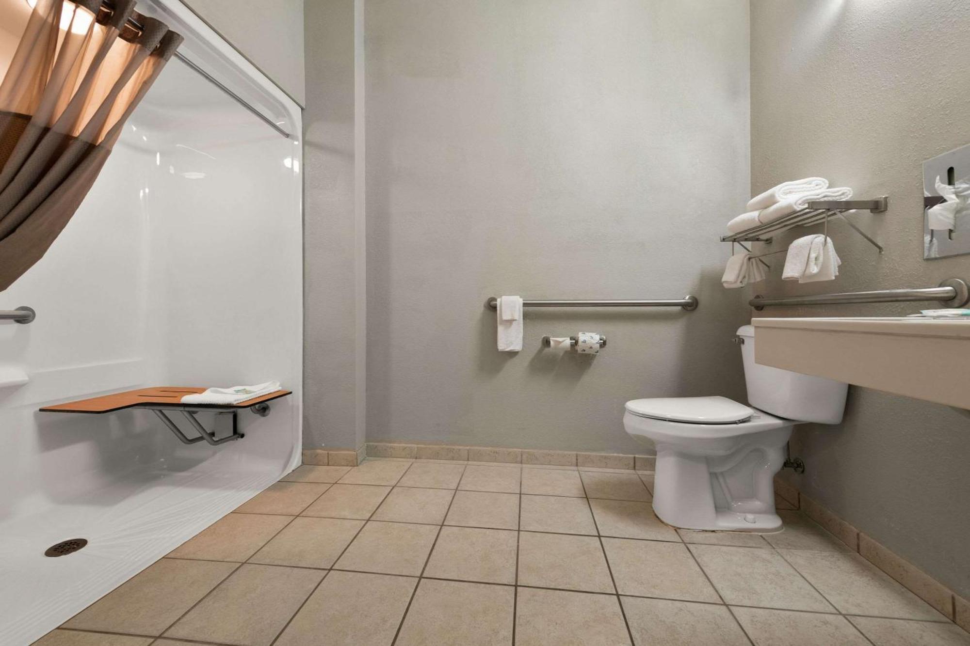 Rodeway Inn & Suites Tomahawk Екстериор снимка
