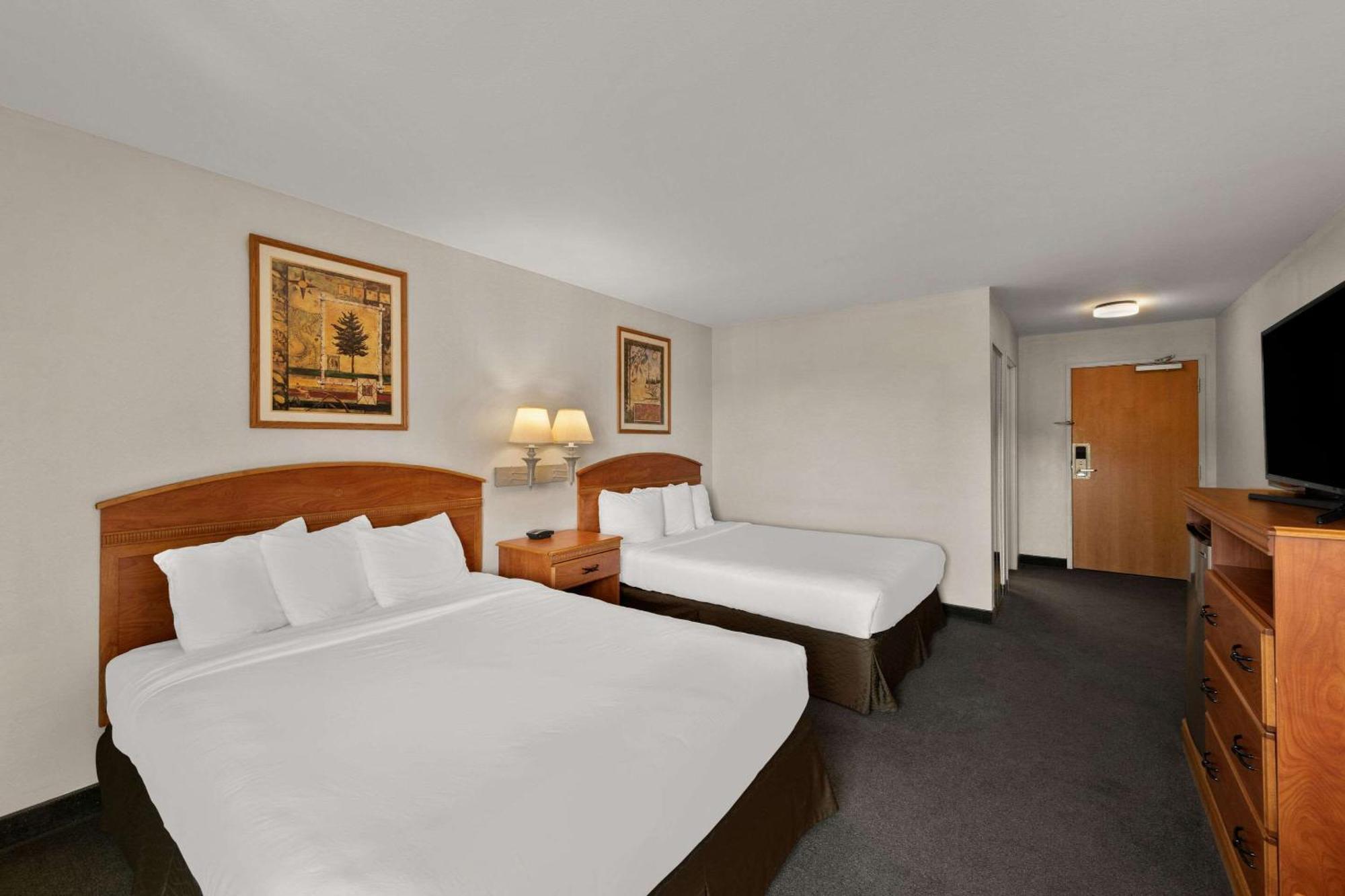 Rodeway Inn & Suites Tomahawk Екстериор снимка