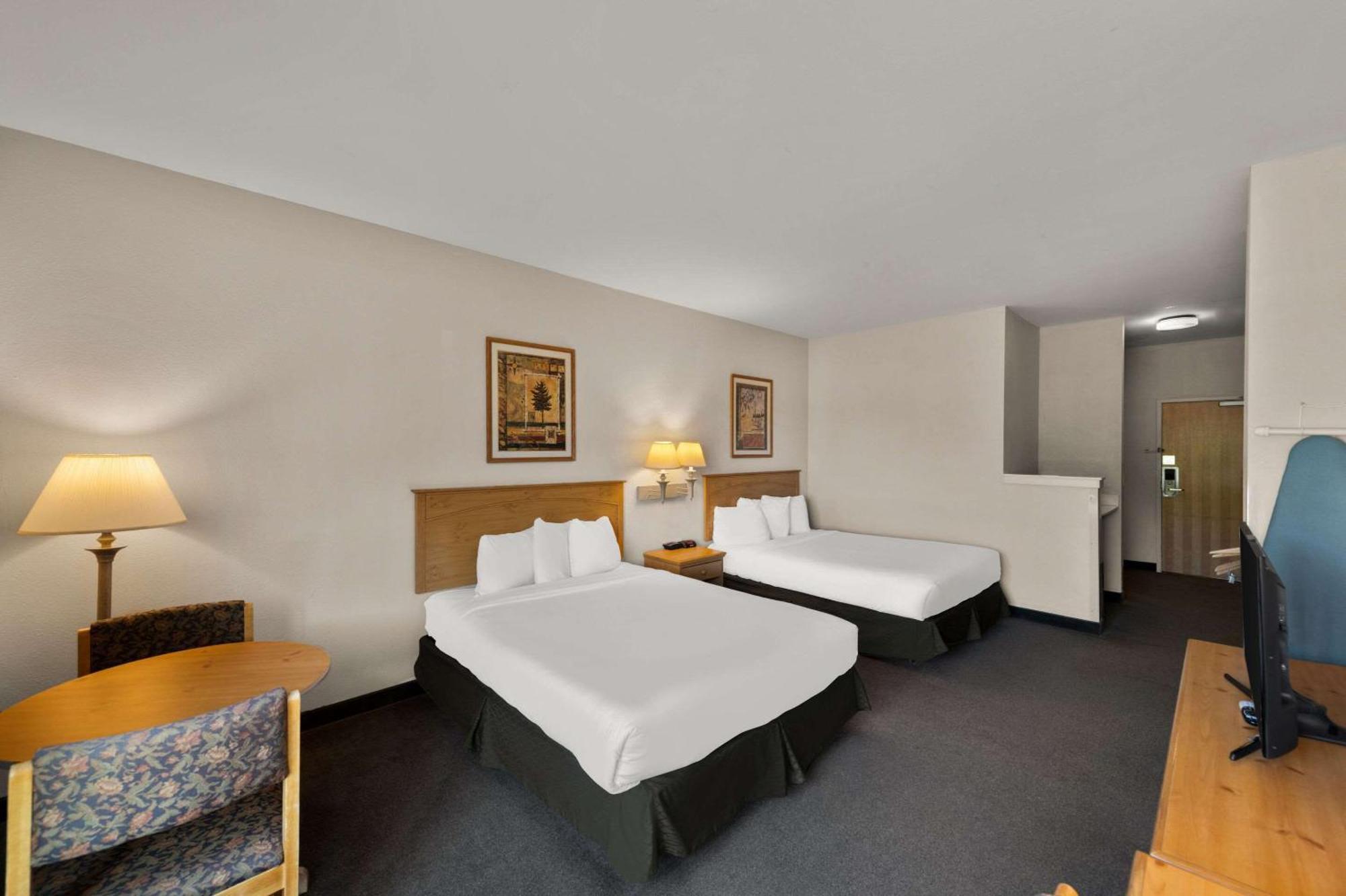 Rodeway Inn & Suites Tomahawk Екстериор снимка
